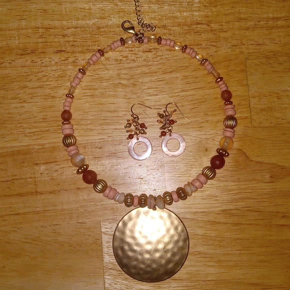 Beautiful necklace and earrings set, pink and peach color realistic faux stone - Picture 8 of 10